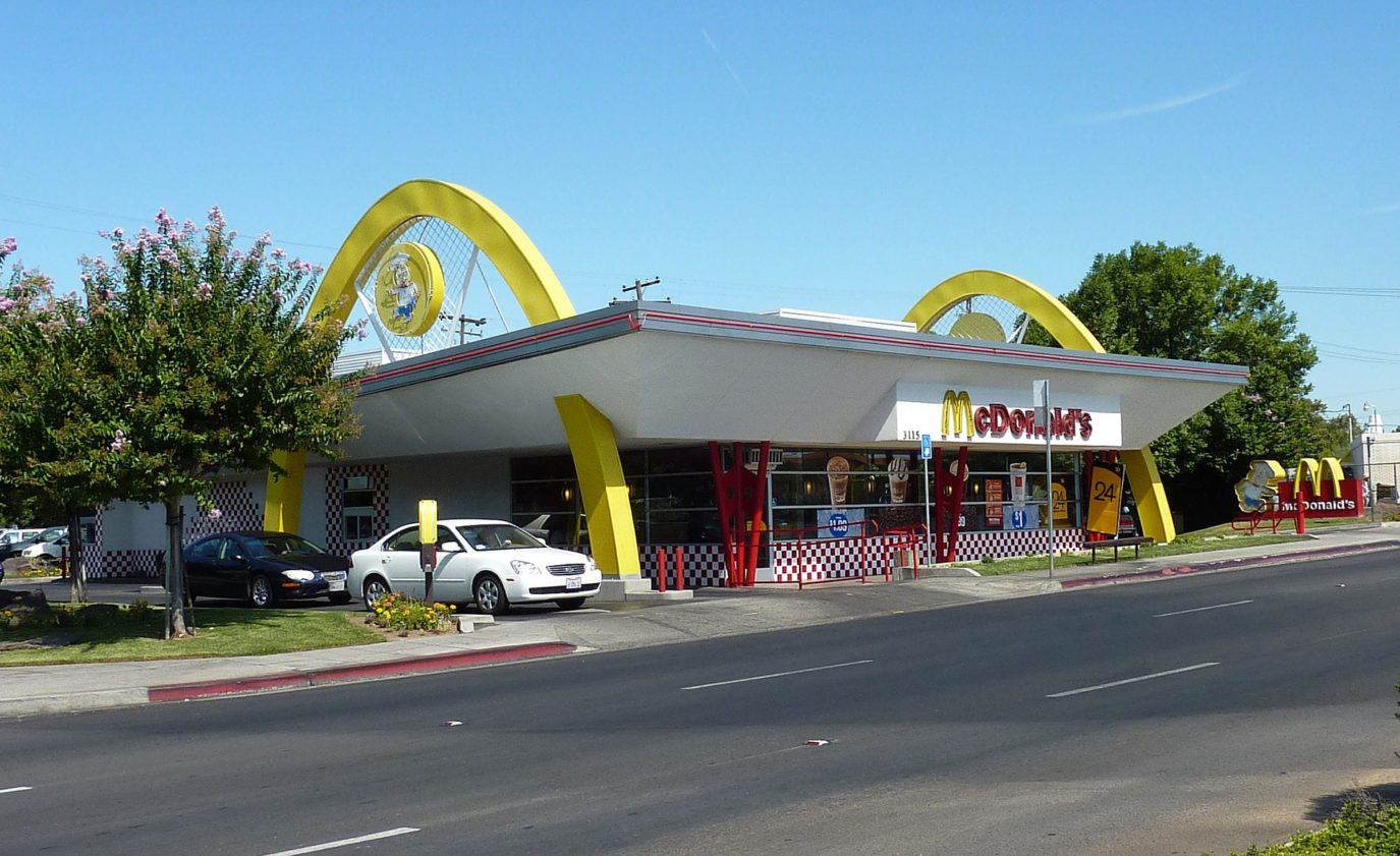https://en.wikipedia.org/wiki/History_of_McDonald%27s#/media/File:2009-0725-CA-010-Fresno-McDonalds.jpg